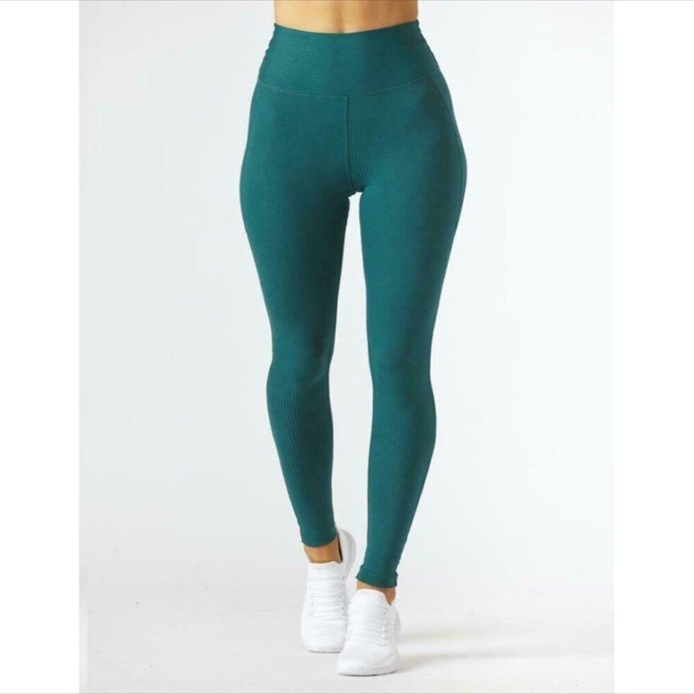 Glyder Women's Textured Crop Leggings In Teal Size XS